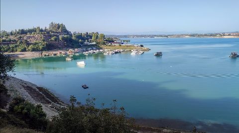 Seyhan Baraj Gölü'ndeki Kaçak Yapılar Kıyıya Çekildi