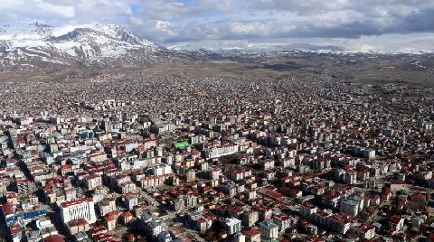 Van'da 2011'deki Depremde Hasar Gören Binalar Hâlâ Yerinde