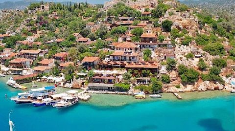 Kaş’taki Kaçak Yapılar Yıkılmıyor