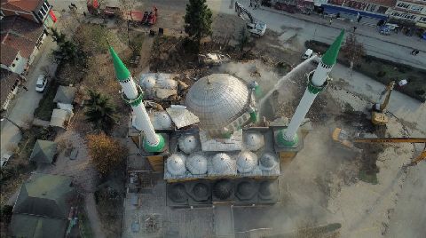 Düzce'de Depremde Ağır Hasar Gören Cami Yıkıldı