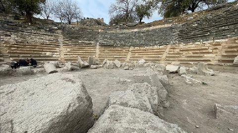 Antik Tiyatroda Kabartmalı Protokol Koltukları Bulundu