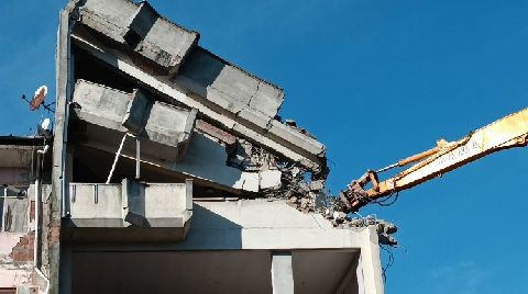 Düzce’de Hasarlı Binaların Yıkımı Devam Ediyor