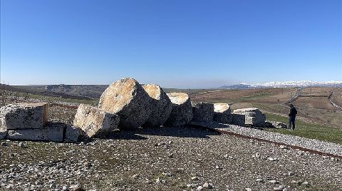 Deprem, Adıyaman'daki Tarihi Tümülüsteki Sütunu da Devirdi