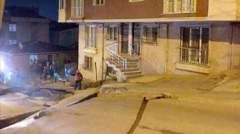 Pendik'te Yoldaki Çökme Nedeniyle İki Bina Boşaltıldı