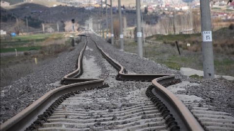 Adıyaman'da Hasar Gören Tren Rayları Onarılıyor