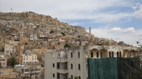 Mardin'de Dokuyu Bozan Betonarme Bina Yıkılıyor