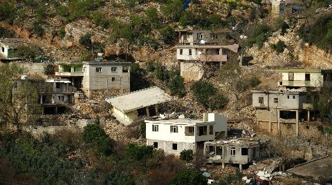 Depremin Yıkamadığını Dağdan Kopan Kayalar Yıktı