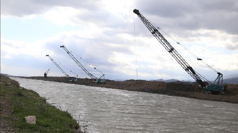 Depremde Yatağında Kayma Yaşanan Asi Nehri Taşkın Riskine Karşı Temizleniyor