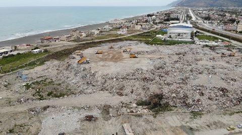 Türkiye’nin En Uzun Kumsalı Samandağ’a, Molozlar Dökülüyor