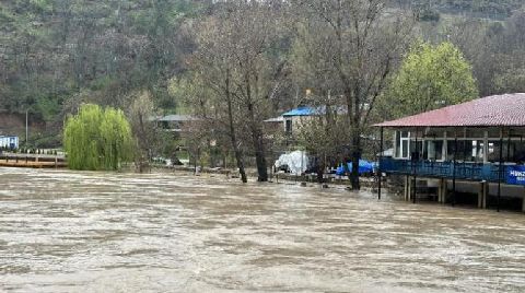 Tunceli’de Çaylar Taştı, İşletmeler Su Altında Kaldı