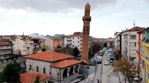 800 Yıllık Eğri Minarede Depremler Sonrası Kayma Yok