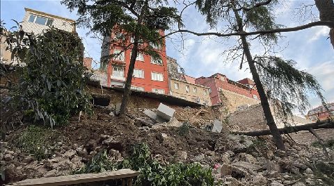 Beyoğlu'nda İstinat Duvarı Çöktü, 3 Bina Boşaltıldı