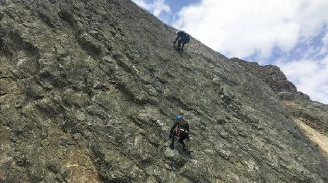 Yusufeli'nde Heyelan Riskine Karşı Yamaçlarda Çelik Ağlarla Önlem Alınıyor