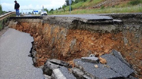 Muğla'da Kara Yolunda Çökme Oluştu