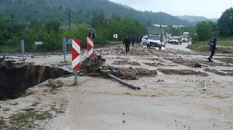 Sağanak, Tarım Arazilerinde ve Yollarda Hasara Neden Oldu