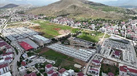 Kahramanmaraş'ta Konteynerlerin Üstü Çatıyla Kaplanıyor