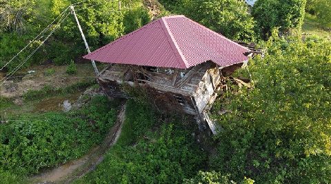 Sinop'ta Meydana Gelen Heyelanda 4 Ev Kullanılamaz Hale Geldi