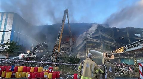 Başakşehir'de Fabrikada Çıkan Yangını Söndürme Çalışmaları 65 Saattir Sürüyor