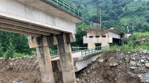 Çayeli'nde Köprünün 30 Metrelik Bloğu Çöktü