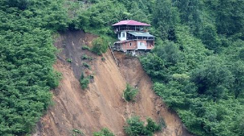 Trabzon’da Heyelan Nedeniyle 3 Ev Boşaltıldı