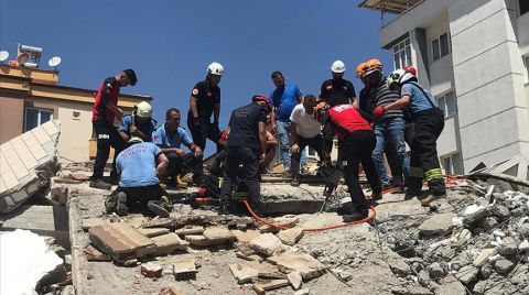 Gaziantep'te Ağır Hasarlı Bina Yıkım Sırasında Çöktü