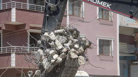 Hatay'da Ağır Hasarlı 2 Bina Patlayıcı Yardımıyla Yıkıldı