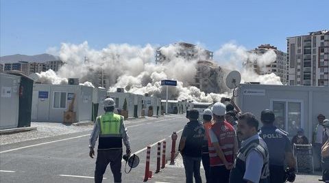 Malatya'da Ağır Hasarlı 2 Bina Patlayıcı Yardımıyla Yıkıldı