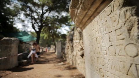 Phaselis Antik Kenti'ndeki Ana Caddenin Tamamı Gün Yüzüne Çıkarılıyor