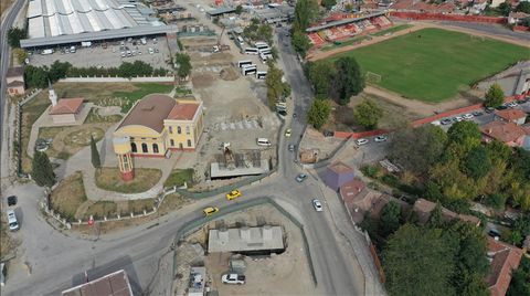 Edirne'de Yol Ortasındaki Tarihi Çeşme Taşındı