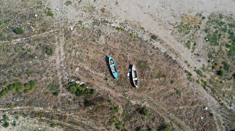 Marmara Gölü'nden Geriye Tabelalar Kaldı