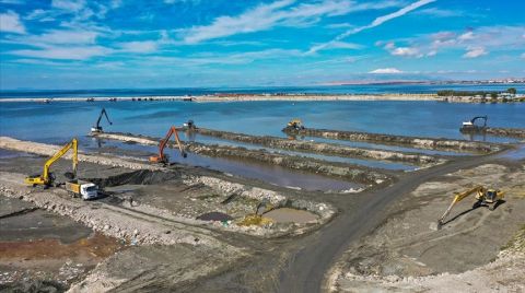 Van Gölü'nün Zemininden 1 Milyon 365 Bin Metreküp Balçık Çıkarıldı