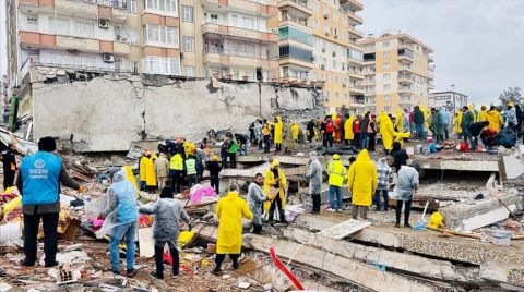 Depremde Yıkılan Apartman, Onaylı Projelere Aykırı Yapılmış