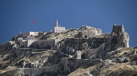 Van Kalesi'nin Zirvesindeki Süleyman Han Camisi Yeniden İnşa Ediliyor