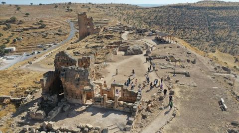 Zerzevan Kalesi'nde 1900 Yıllık Tapınağın Anıtsal Kapısına Ulaşıldı