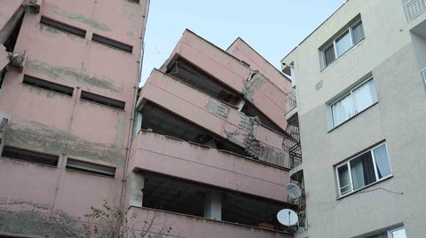 İzmir’de Yıkımı Yapılan Bina Yan Yattı, 3 Apartman Boşaltıldı