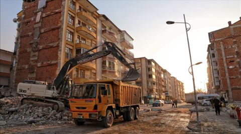 AFAD Vatandaşları Ağır Hasarlı Yapılara Girmemeleri Yönünde Uyardı