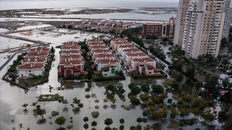 İzmir'de Deniz Taştı, Sokaklar Su Altında Kaldı