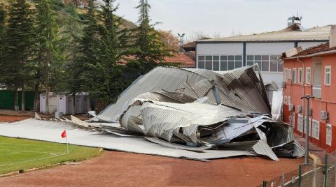 Yenilenen Spor Salonunun Çatısı İlk Fırtınada Uçtu