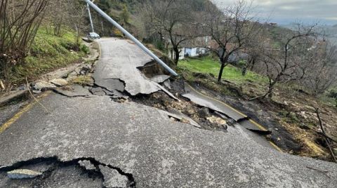 Düzce'de Heyelan Nedeniyle Yol Çöktü