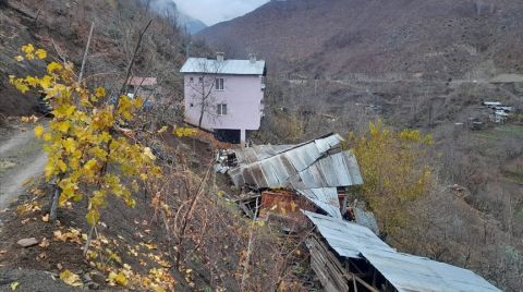 Artvin'de Heyelan; Ahşap Ev Yıkıldı