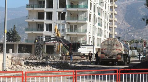 Hatay'da Yıkım Çalışmaları Sırasında 2 Bina Tedbiren Boşaltıldı