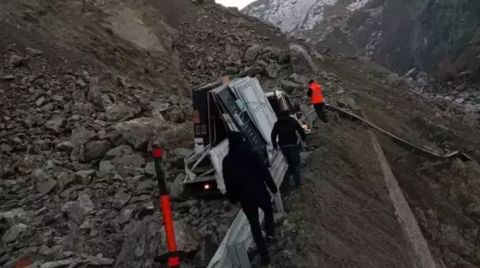 Hakkari-Van Kara Yolunda Heyelan