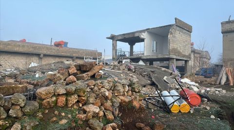 Şanlıurfa'da İçinde İnsanların Bulunduğu Hasarlı Ev Çöktü