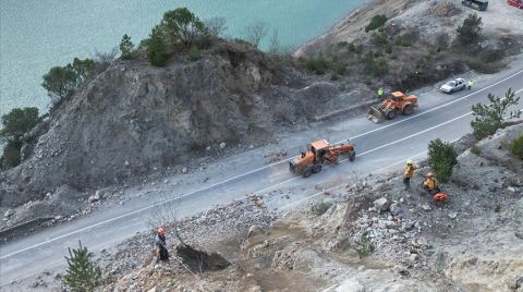 Heyelan Nedeniyle Kapanan Yolda Çalışmalar Sürüyor