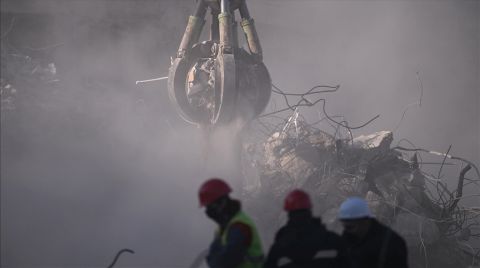 Depremde Yıkılan 5 Katlı Binayı Ruhsatsız Yaptırdığını İtiraf Etti