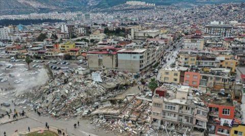 Depremde Yıkılan Apartmanın Müteahhidi Yan Binayı Suçladı