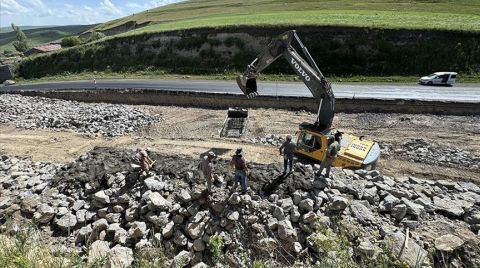 Ardahan'da Güvenli Ulaşım için Heyelan Duvarları Örülüyor