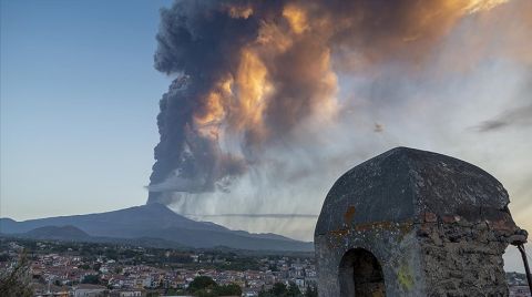 Etna Yanardağı Lav Püskürtmeye Başladı