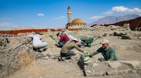 "Eski Van Şehri" Kazılarında Yeni Yapılar Ortaya Çıkarıldı