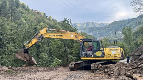 Artvin'de Heyelan ve Taşkınlar Nedeniyle Kapanan Köy Yolları Ulaşıma Açıldı